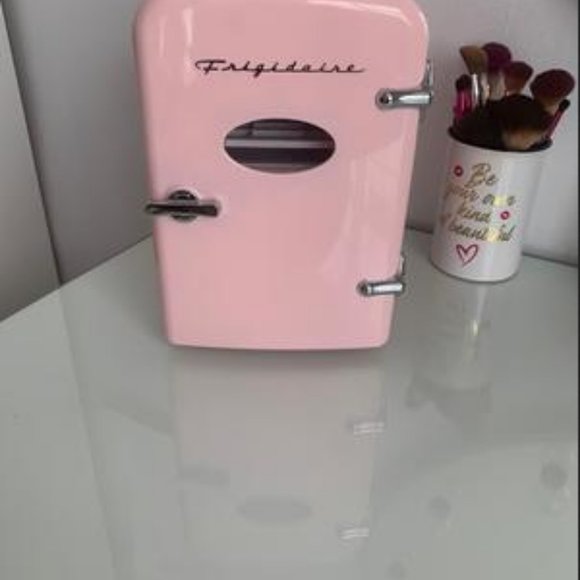 LARGE 9-can Mini Fridge PINK Frigidaire - Picture 2 of 6